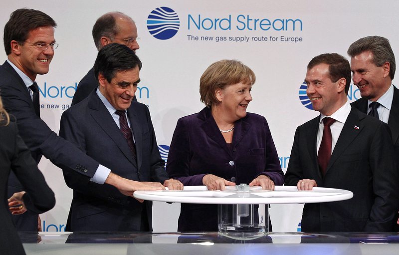 Кранчето на тръбата "развъртяха" германският канцлер Ангела Меркел и руският президент Дмитрий Медведев Сн. БГНЕС
