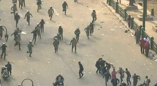 Управляващият в Египет военен съвет освобождава площад "Тахрир" от протестиращи