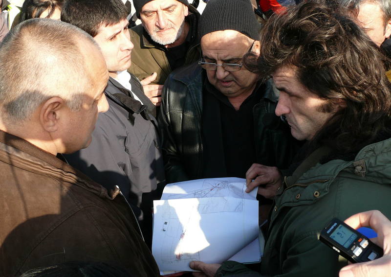 Бойко Борисов и Божидар Димитров разглеждат чертежи на археолозите, сн. БГНЕС