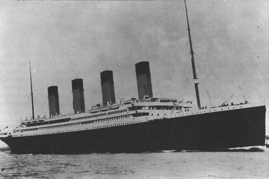 Близо 2000 пасажери на два круизни лайнера отбелязаха потъването на "Титаник"