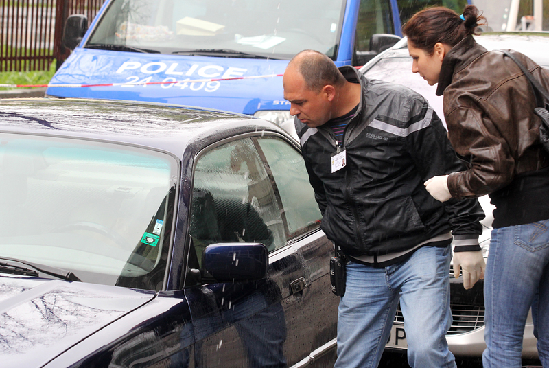 Криминалисти оглеждат труп в колата БГНЕС