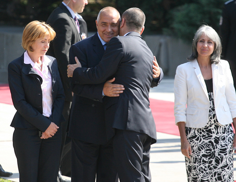 Борисов и Цветанов се прегръщат на празника на МВР. Снимка БГЕНС