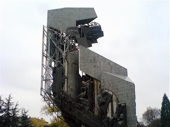 Монументът, символ на комунизма пред НДК, отива за скрап