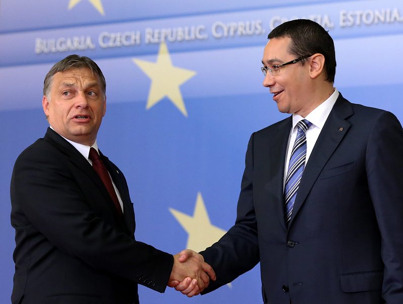 Унгарският премиер Виктор Урбан (вляво) и румънският му колега Виктор Понта. Сн. ЕПА/БГНЕС