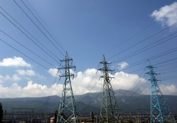 ДКЕВР планира поевтиняване на тока с процент-два от юли