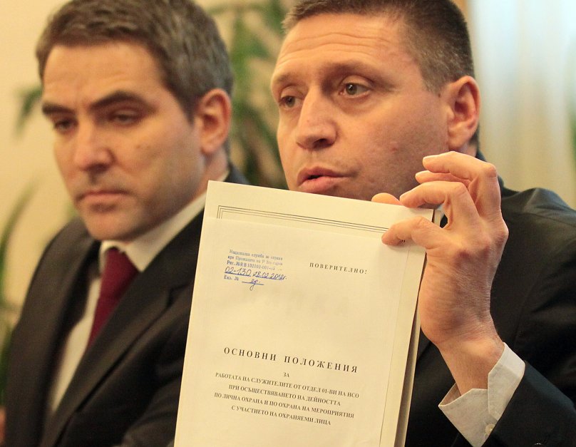 Коджейков (вдясно) показва документ с гриф "Поверително!" в присъствието на заместника си Калин Иванов. Снимка: Mediapool