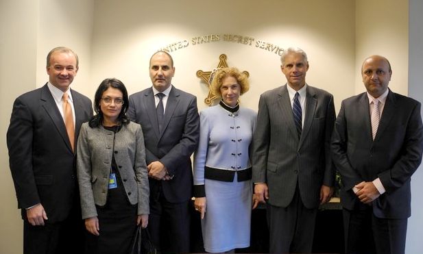 Петрова  (втората отляво надясно) позира с министър Цветанов, Флоров (крайният вдясно) и представители на "Сикрет Сирвис" по време на посещението си в САЩ. Снимка: МВР