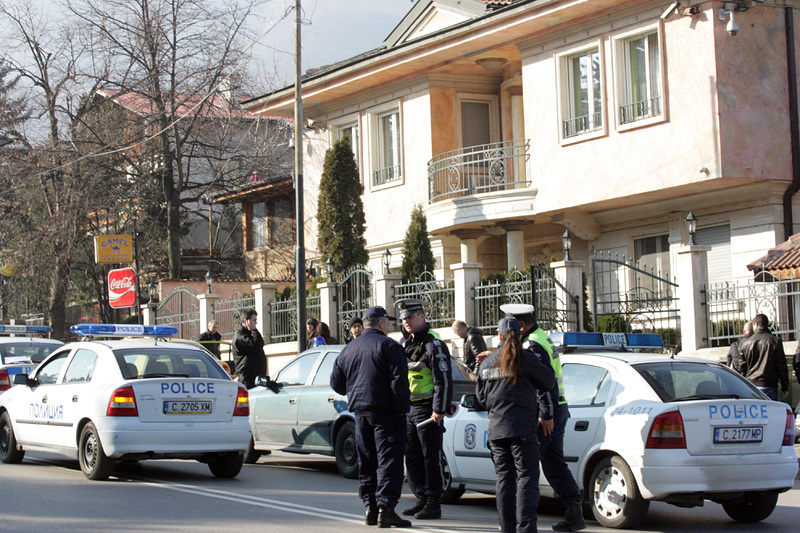 Полиция пред къщата на Евелин Банев. Сн. БГНЕС