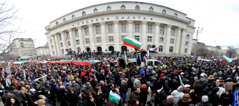 Демонстрантите в София този път се събраха и пред Съдебната палата. Снимка: Светослав Кошутански