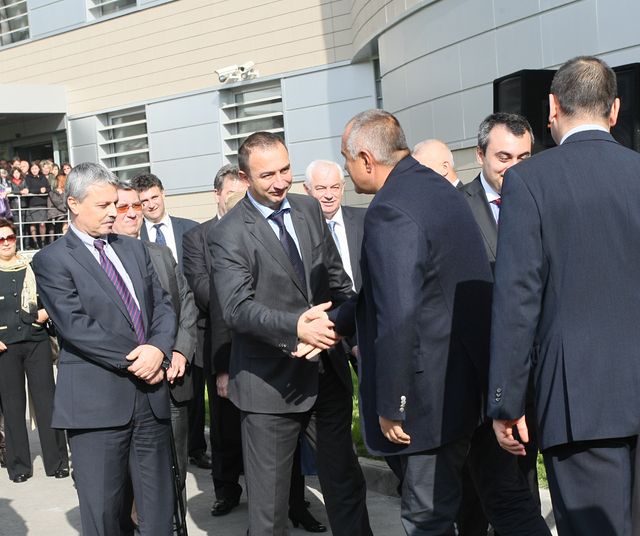Роман Василев се ръкува с Бойко Борисов, докато Николай Кокинов поздравява Цветан Цветанов (вдясно в гръб) на откриването на новата сграда на ГДБОП през 2010 г. Сн.: БГНЕС. <br/><br/><br/><b>Целият аудиозапис :</b>