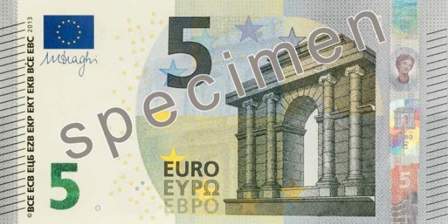 Новата банкнота от 5 евро с надпис на кирилица е в обръщение