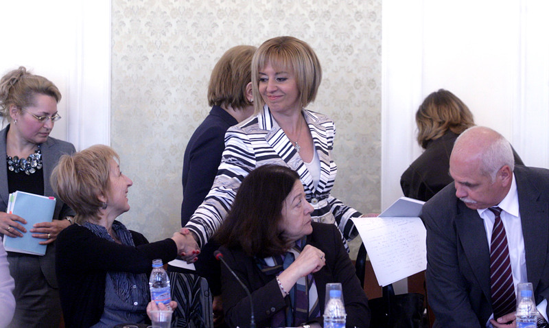 Мая Манолова се ръкува с поканените на срещата представители на граждански организации, Сн: БГНЕС