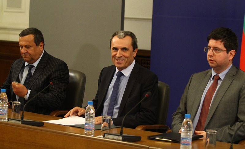 Пламен Орешарски с министрите Хасан Адемов (вляво) и Петър Чобанов. Сн. БГНЕС