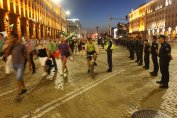 Полицаите, пазещи протестите в София, вече с жилетки с надпис "Aнтиконфликт"