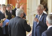 Чешкият президент се конфронтира с парламента и вбесява партиите