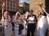 Протестиращи в София "ожениха" партиите за мафията