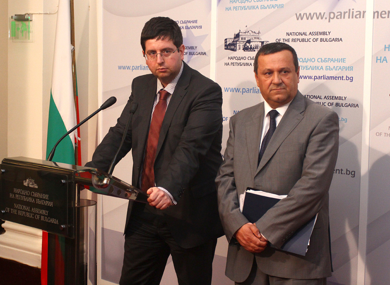 Финансовият и социалният министър Петър Чобанов и Хасан Адемов. Сн. БГНЕС