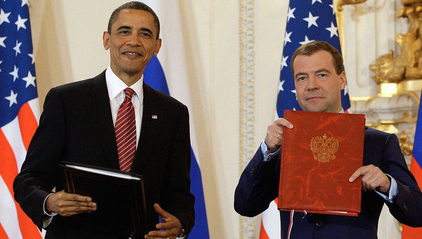 Барак Обама и бившият руски президент Дмитрий Медведев след подписването на новия договор СТАРТ