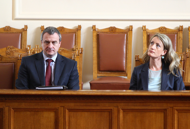 Вицепремиерът и вътрешен министър Цветлин Йовчев по време на петъчния парламентарен контрол (до него - вицепремиерът Зинаида Златанова), сн. БГНЕС