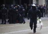 Кадърът с полицая, иззел праз и тоалетна хартия от протестиращ - международен фурор