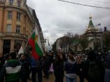 Протестът обикаля министерства с "освиркващо" шествие
