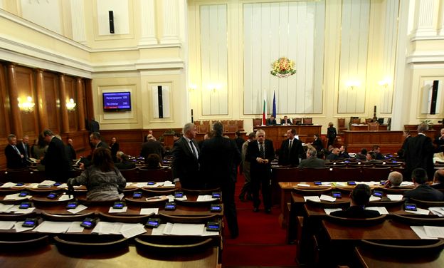 Парламентът намали без дебат партийните субсидии с 1 лев