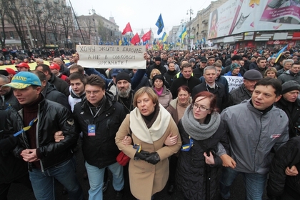 Протестите в Украйна продължават, Западът ги подкрепи
