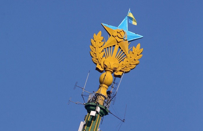 Украински спортист пое отговорност за знамето на страната си в Москва