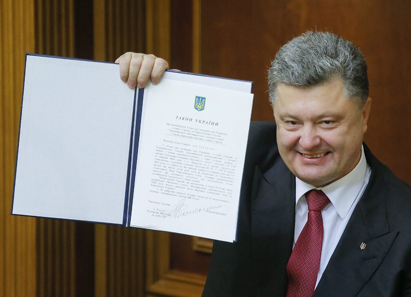 Украинският президент Петро Порошенко показва ратифицираното споразумение за асоцииране. Сн. ЕПА/БГНЕС
