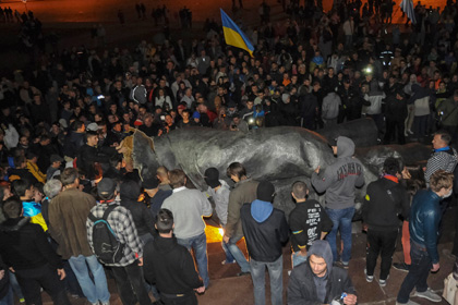В Харков е демонтиран най-големият, останал в Украйна, паметник на Ленин