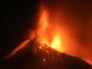 Един загинал и десетки ранени при внезапно изригване на вулкан в Япония