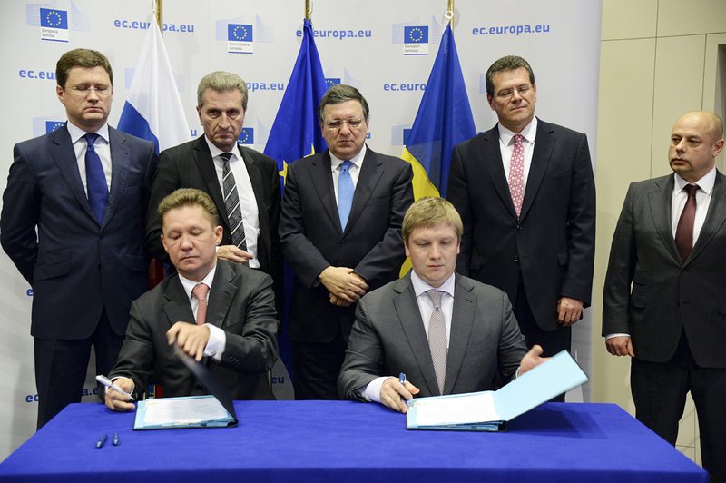 "Газпром" и "Нафтогаз" подписаха допълнителни споразумения по газовите доставки, сн. ЕПА/БГНЕС