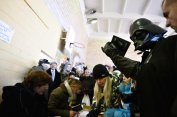 Изборите в Украйна: Кандидатът от "Дарт Вейдър" не бе допуснат да гласува поради отказ да си свали маската