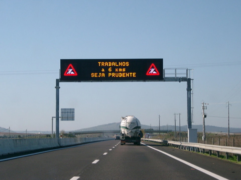 Умни знаци ще предупреждават за авария на пътя и ограничаване на скоростта