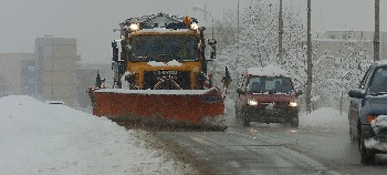 Над 50 машини почистват завалялия в Северна България сняг