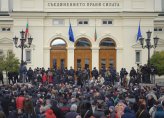 Недоволни от назначението на Слави Бинев спряха движението пред парламента