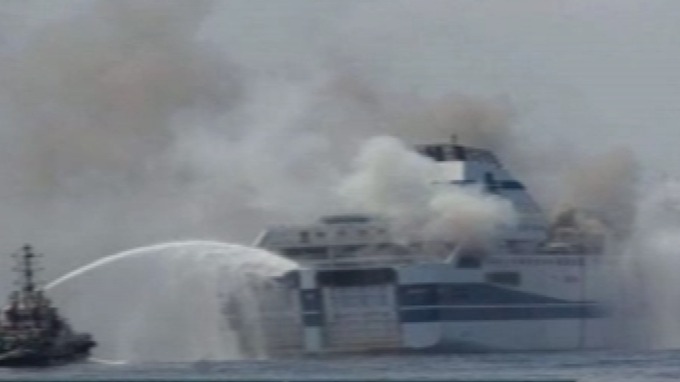 Пожарът на ферибота край Корфу взе жертва, ранени са двама
