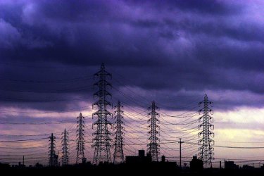Търговия с ток на тъмно захранва нови енергийни монополисти