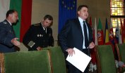 Ненчев ще съкращава чиновници от МО