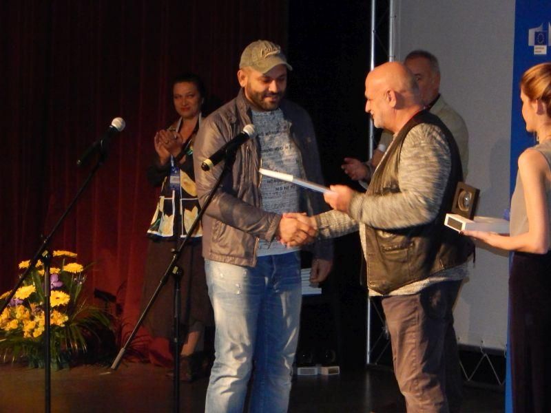 Директорът на фестивала Димитър Липовански връчва голямата награда на фестивала "Българската Европа"