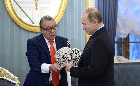 Путин дарен с императорска корона от руски комик