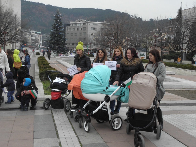 Родители протестираха за увеличаване на майчинството и детските