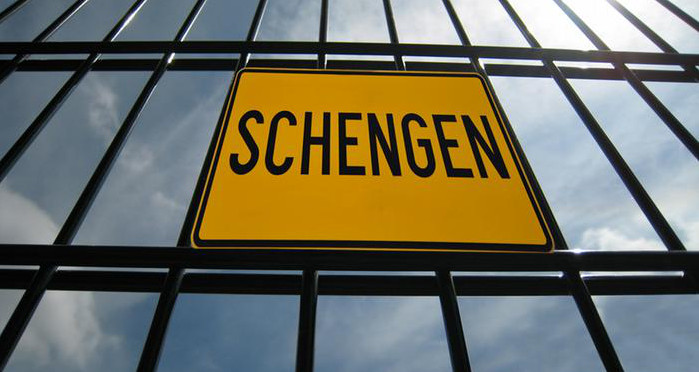 "Икономист": Нападенията в Париж може да сложат край на Шенгенската система