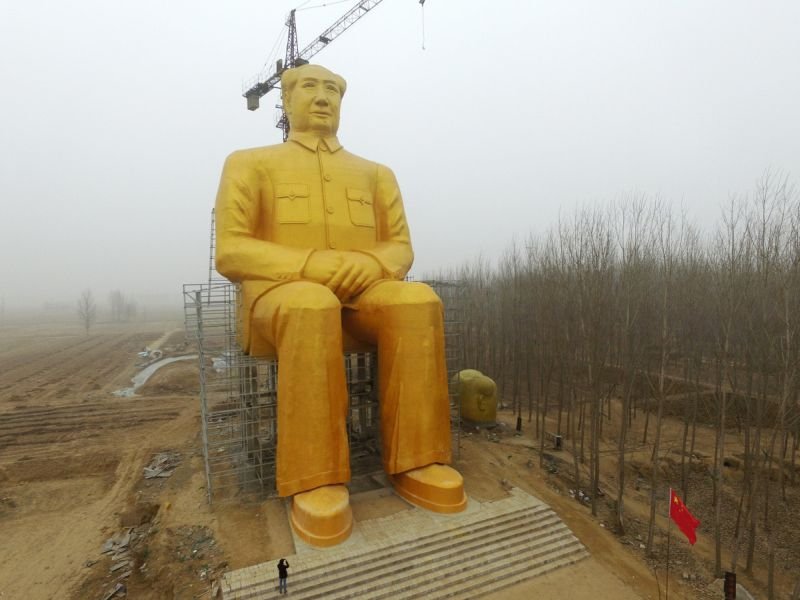 Китайски бизнесмени издигнаха гигантска позлатена статуя на Мао
