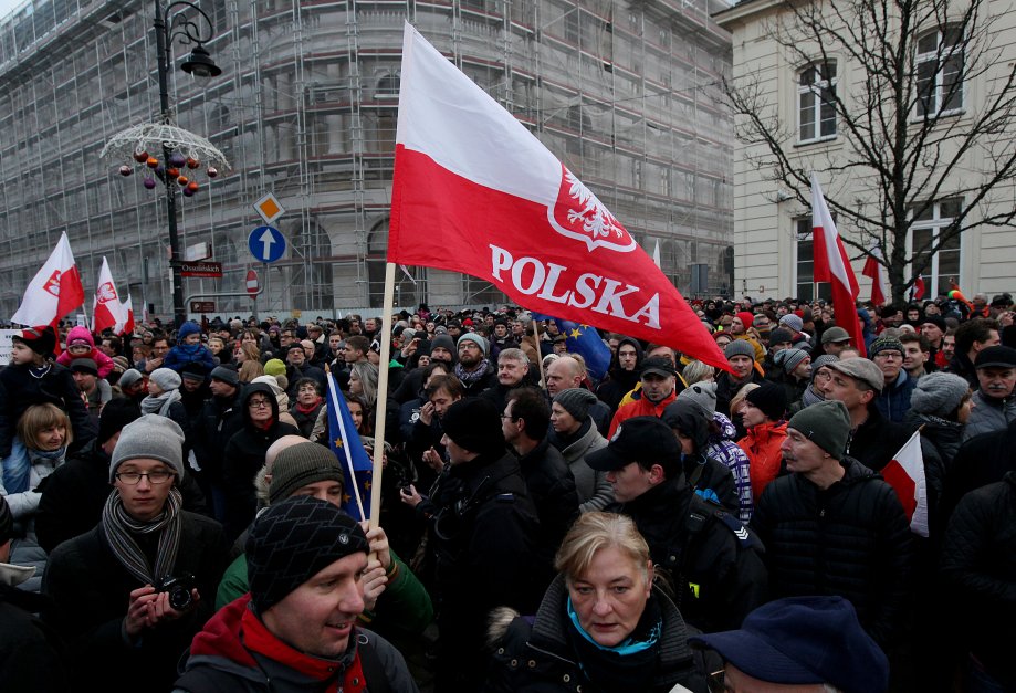 Десетки хиляди поляци излязоха на протест в защита на демокрацията