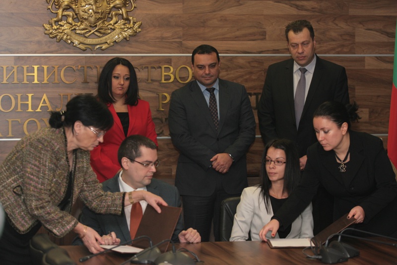 Подписването на договора за новите 13 км от автомагистрала "Струма", сн. БГНЕС