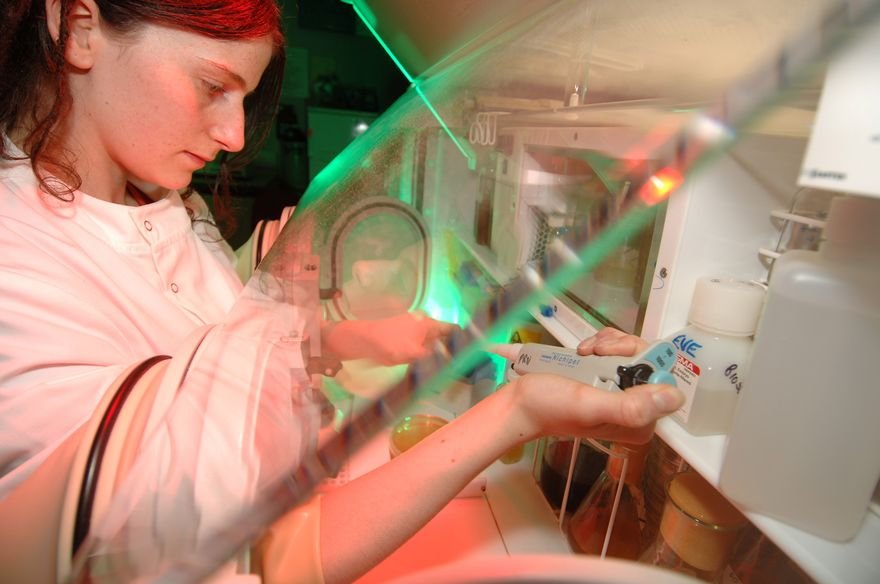 Жени учени могат да кандидатстват със свои проекти за стипендия от 5000 евро