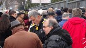 Стотина души протестираха пред БНР в защита на сваленото предаване на Волгин