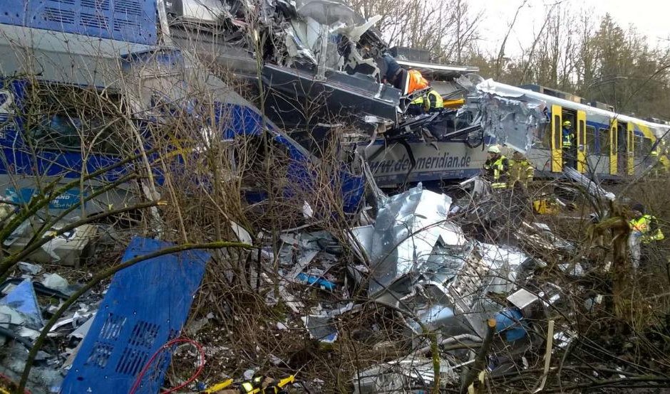 Девет загинали и десетки ранени при сблъсък на два влака в Бавария