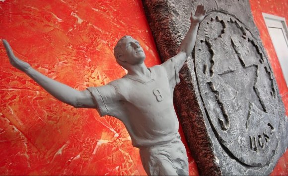 Двуметрова статуя на Христо Стоичков пред стадиона на ЦСКА
